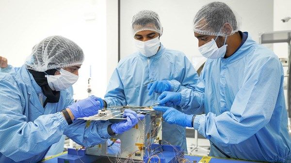 القمر «فاي 2» فرصة لدعم الطامحين في دخول قطاع الفضاء