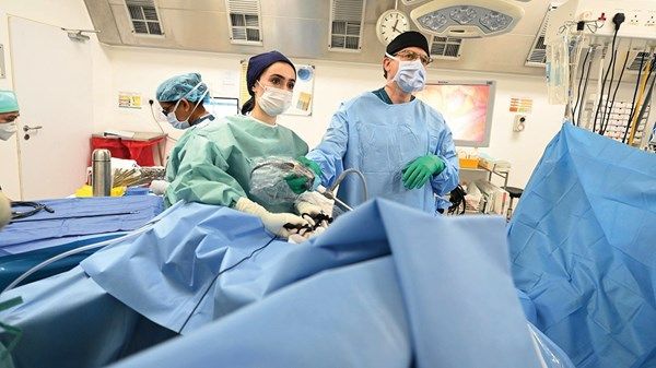 خبراء: الإمارات تمتلك إمكانات تكنولوجية وبشرية لعلاج السرطان بكفاءة عالية