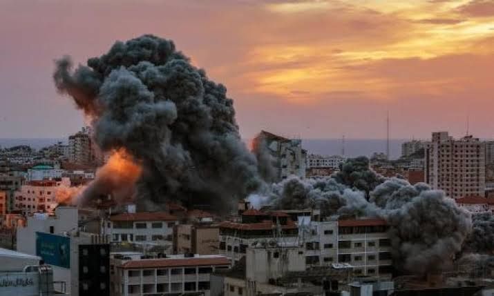 استشهاد وإصابة العشرات من الفلسطينيين إثر قصف الاحتلال مدرسة في مخيم النصيرات وسط قطاع غزة