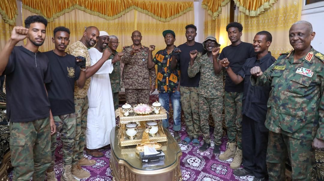 الفريق أول البرهان يلتقي بشباب من مجموعة “غاضبون”