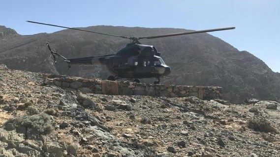 جناح الجو بشرطة رأس الخيمة ينقذ آسيويين علقا بمنطقة جبلية وعرة