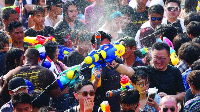 الامارات | قصة مصوّرة..  تايلانديون يغسلون حظهم السيئ بالمياه