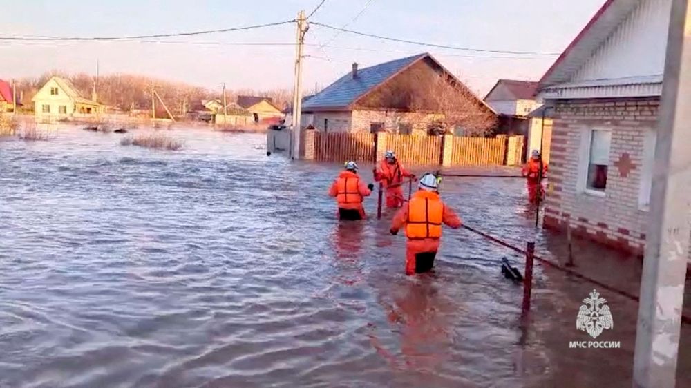 "الموقف يتفاقم".. إخلاء مناطق روسية جديدة بسبب الفيضانات