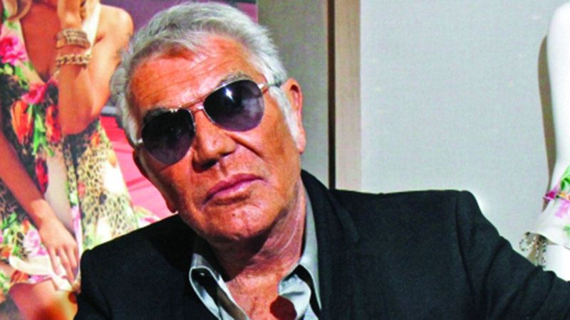 الامارات | وفاة مصمم الأزياء الإيطالي روبرتو كافالي عن 83 عاماً