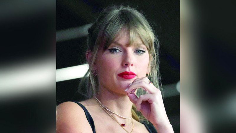 الامارات | تايلور سويفت تخطف الأنظار  في مهرجان كوتشيلا.. كمعجبة