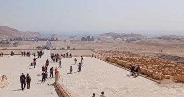 سياح العالم يستمتعون فى معبد الملكة حتشبسوت بالدير البحرى غرب الأقصر.. صور