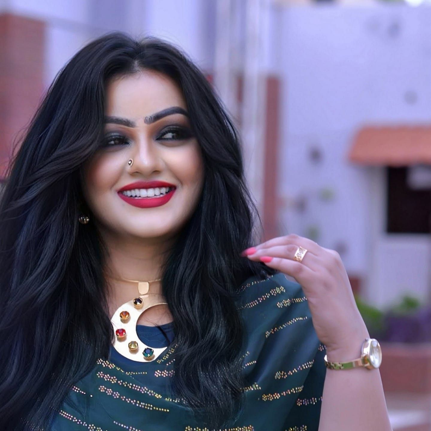 شاهد بالفيديو.. بإطلالة ساحرة وأنيقة.. الفنانة أفراح عصام تغني موسيقى (الراب) وجمهورها يتغزل: (جاي معاك وانتي أكبر مكنة في السودان)