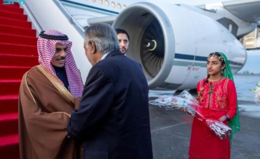 لتعزيز وتطوير التعاون.. وزير الخارجية يصل باكستان في زيارة رسمية