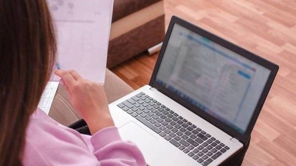 الدراسة والعمل عن بعد لجميع المدارس والجهات الحكومية في إمارة أبوظبي غدا