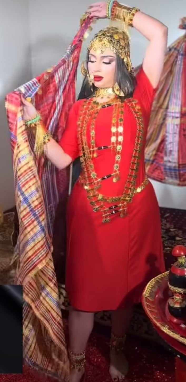 شاهد بالصورة والفيديو.. عروس سوانية حسناء تشعل مواقع التواصل بعد ظهورها بأزياء الجرتق والجنس اللطيف يشعر بالغيرة ويكشف حقيقة المقطع وساخرون: (غيرة وروح شريرة)