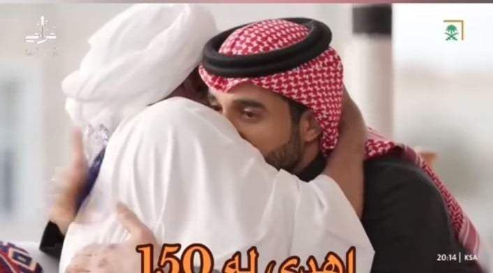 شاهد بالصورة والفيديو.. بسبب صداقته لوالده والتي استمرت لثلاثون عاماً.. شاب سعودي يمنح مقيم سوداني بالمملكة هدية قيمة عبارة عن 150 ألف ريال والسوداني يتقبل الهدية ببكاء شديد