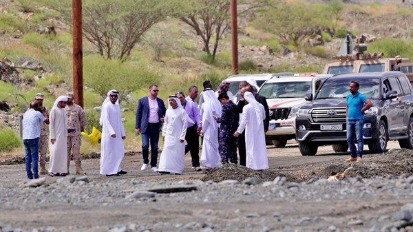 فريق الطوارئ والأزمات والكوارث برأس الخيمة يقف على آثار المنخفض الجوي