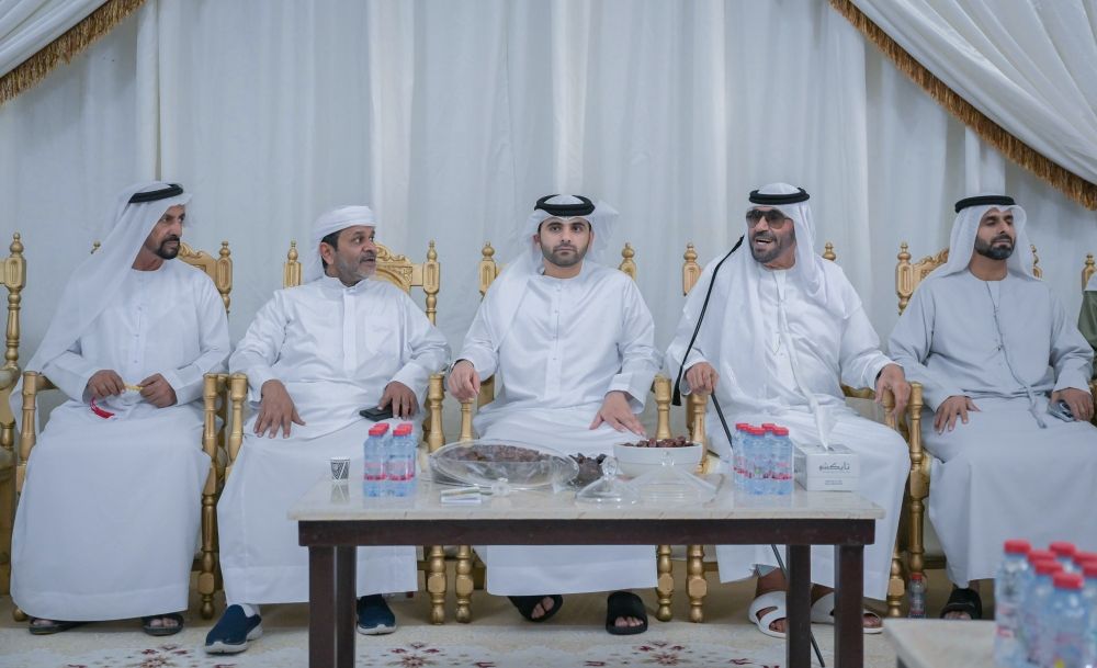 الامارات | منصور بن محمد يقدم واجب العزاء في أرملة المرحوم محمد سليم بالسويدا العامري