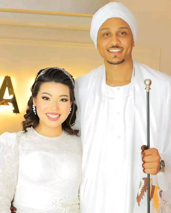 شاهد بالصورة والفيديو.. زواج شاب “سوداني” من “حسناء “يابانية” يشعل مواقع التواصل.. العروس تشارك عريسها الرقصات السودانية والجنس اللطيف يعلق: (حصلونا يا جماعة تم نهب ثرواتنا)
