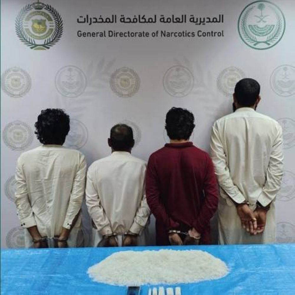 القبض على 3 مقيمين ووافد بتأشيرة زيارة لترويجهم مخدر الشبو