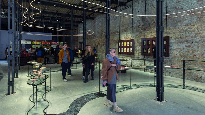 الامارات | قصة مصوّرة .. جناح الإمارات في بينالي البندقية يفتح «عوالمه الآسرة» للزوار