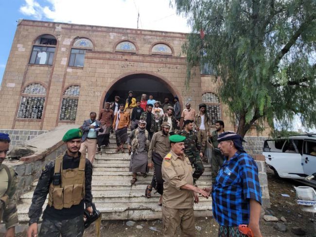 محافظ الضالع يزور إدارة الأمن ويطالب بتفعيل دور الضبط الجنائي وسرعة التحقيق في قضية اغتيال الجندي محمد عبيد ثوبه