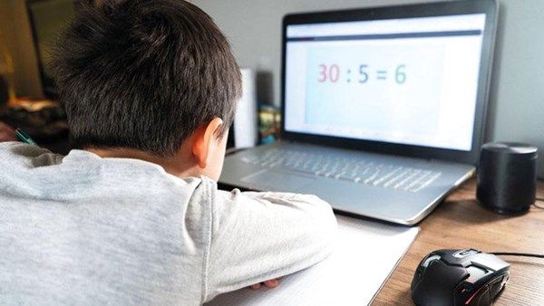 تمديد منظومة الدراسة "عن بعد" في الشارقة