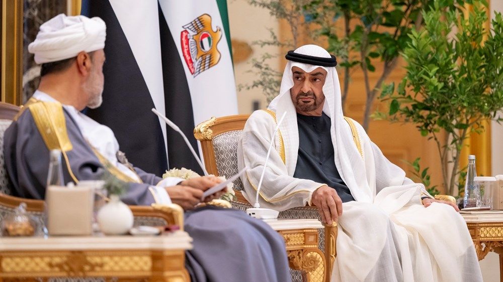 رئيس الدولة وسلطان عمان يبحثان تعزيز العلاقات الأخوية والتطورات في المنطقة