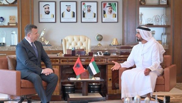 سيف بن زايد يلتقي وزير الداخلية الألباني