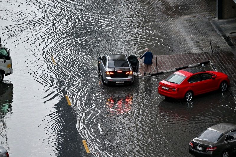 الامارات | طوارئ وأزمات الشارقة يوجه بتلقي طلبات المساعدات العاجلة للأسر العالقة