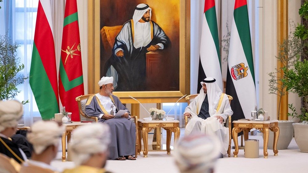 رئيس الدولة وسلطان عمان يبحثان تعزيز العلاقات الأخوية والتطورات في المنطقة