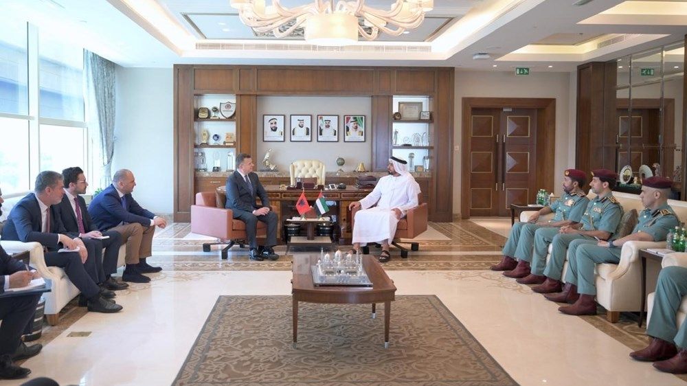 سيف بن زايد يلتقي وزير الداخلية الألباني