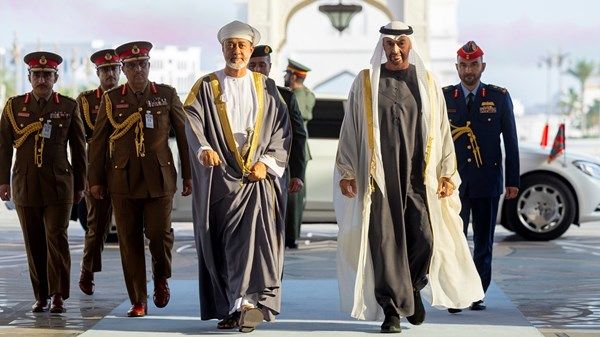 رئيس الدولة: العلاقات بين الإمارات وعُمان علاقات بين أشقاء
