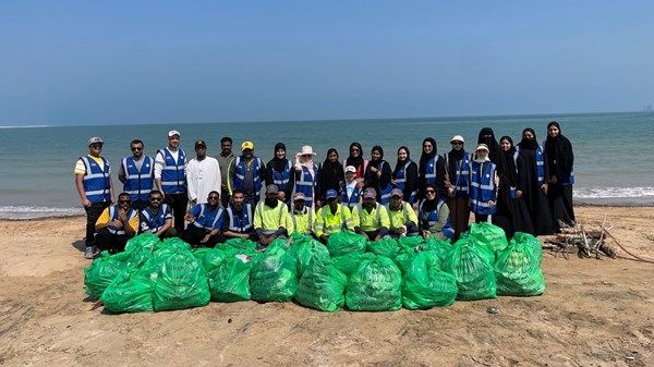 بلدية أم القيوين تواصل جهودها في إزالة مخلفات الأمطار