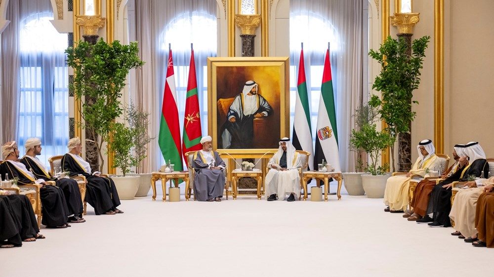رئيس الدولة وسلطان عمان يبحثان تعزيز العلاقات الأخوية والتطورات في المنطقة