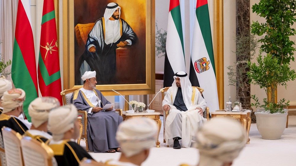 رئيس الدولة وسلطان عمان يبحثان تعزيز العلاقات الأخوية والتطورات في المنطقة