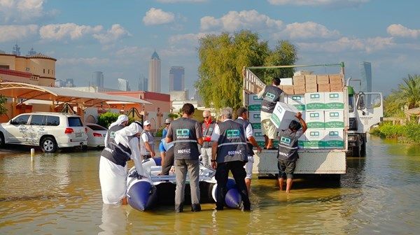 «دبي الخيرية» توزع سلالاً غذائية على الأسر المتضررة من منخفض «الهدير» الجوي