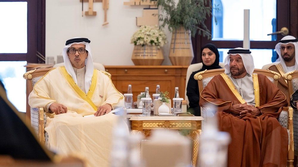 رئيس الدولة وسلطان عمان يبحثان تعزيز العلاقات الأخوية والتطورات في المنطقة