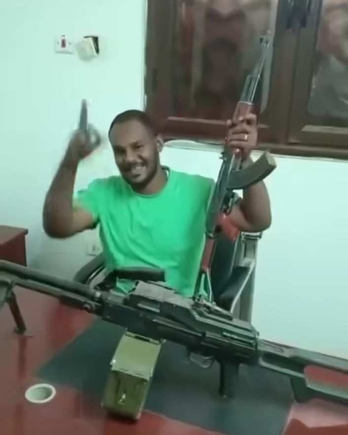 شاهد بالصورة والفيديو.. شاب سوداني يترك عمله في عمان ويعود للسودان ليقاتل مع الجيش في معركة الكرامة.. وثق رحلته من مسقط حتى عطبرة ليصل أم درمان ويحمل السلاح ويطمئن المواطنين