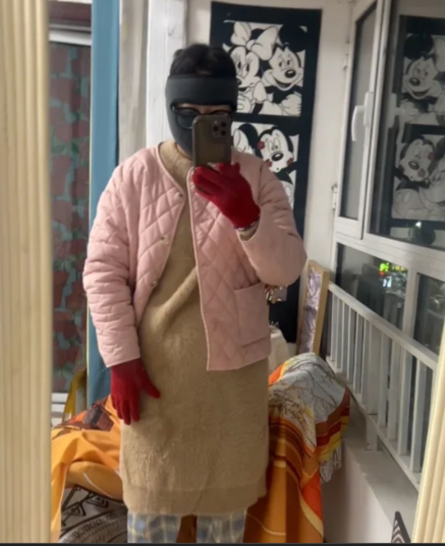 الامارات | صينيون يرتدون بيجامات وملابس قبيحة بالمكاتب..والسبب غريب