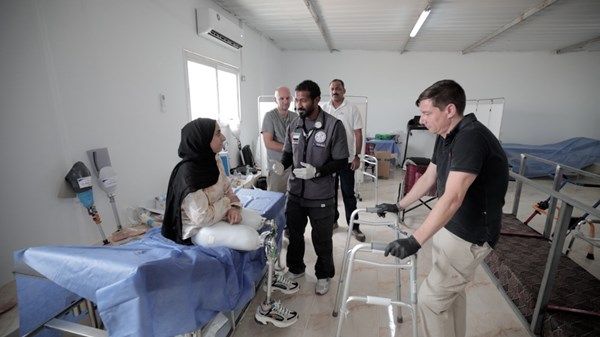 المستشفى الميداني الإماراتي يبدأ تركيب أطراف صناعية للجرحى في غزة