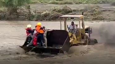 الخليج اليوم .. بمعدة ثقيلة.. سعودي ينقذ 4 أشخاص علقوا في وادي الجعبة