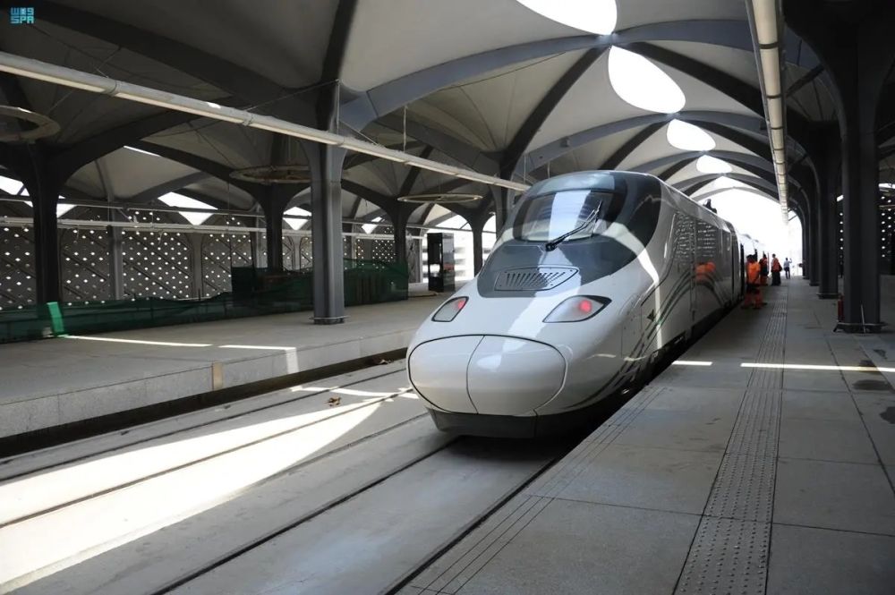 بمكافآت شهرية.. بدء التسجيل في برنامج تأهيل قائدات قطار الحرمين السريع