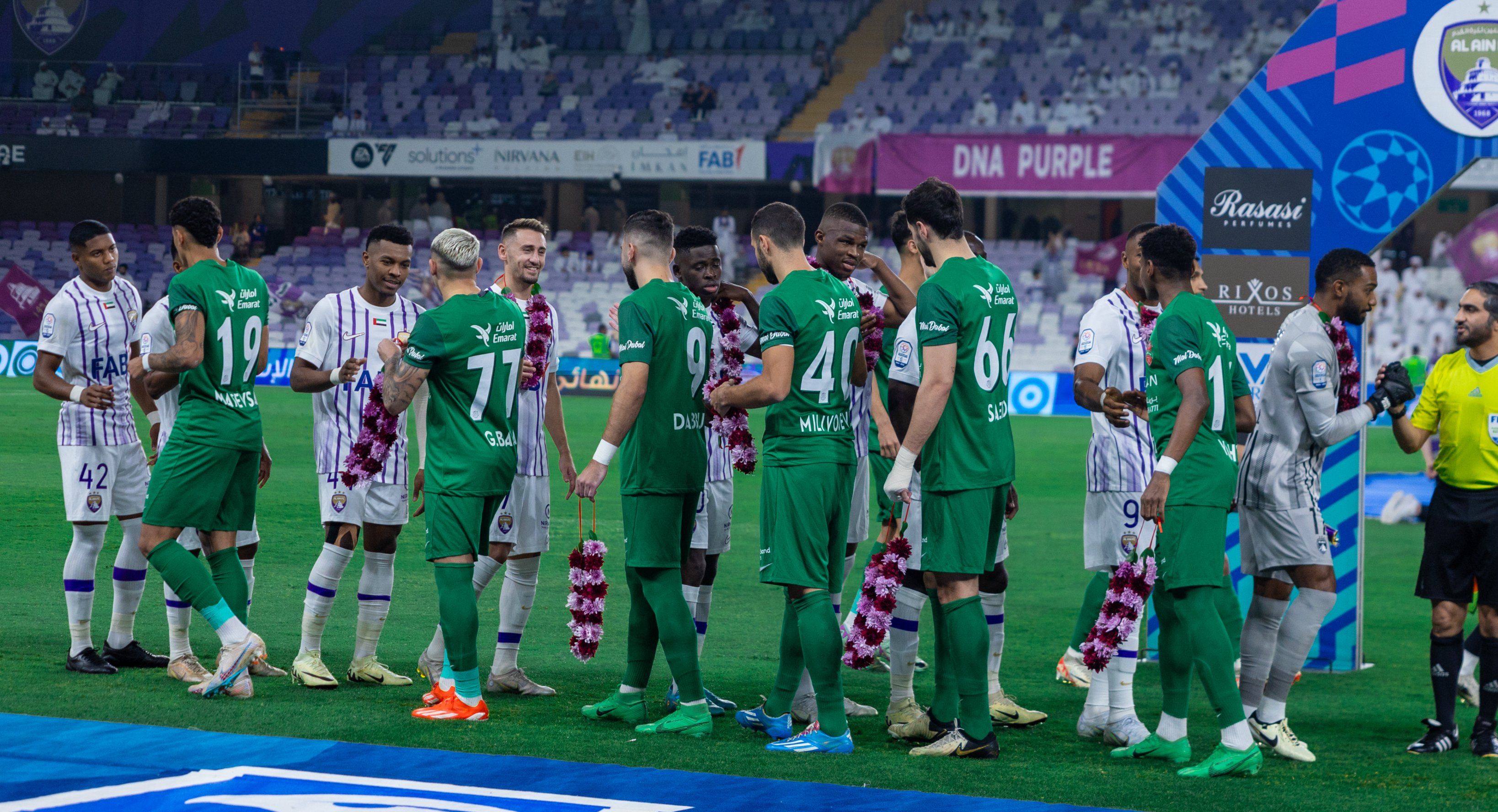 الامارات | شباب الأهلي يُقلد لاعبي العين بالورود بعد تأهل "الزعيم" إلى نهائي آسيا (فيديو)