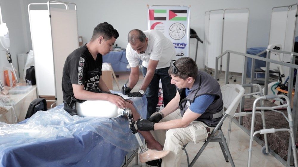 المستشفى الميداني الإماراتي يبدأ تركيب أطراف صناعية للجرحى في غزة