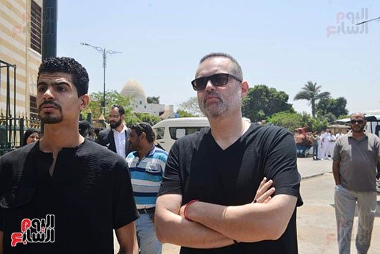 أحمد السعدني ومحمد محمود عبد العزيز في جنازة المخرج عصام الشماع
