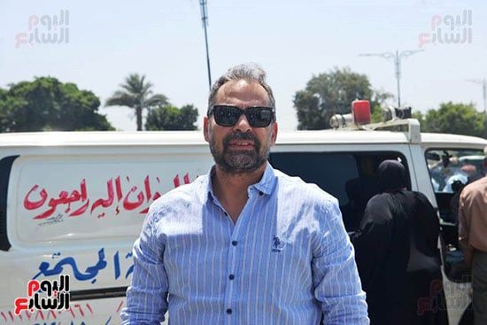أحمد السعدني ومحمد محمود عبد العزيز في جنازة المخرج عصام الشماع