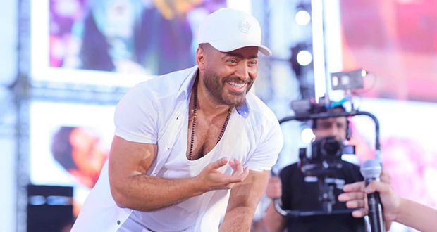 تامر حسني يحقق حلم طفل تمنى الغناء معه.. إليكم القصة كاملة