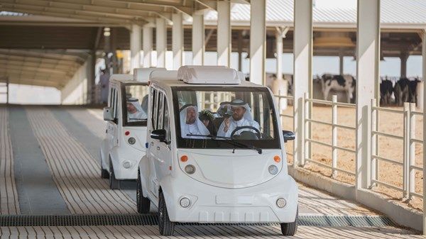 حاكم الشارقة يفتتح المرحلة الأولى لمزرعة مليحة للألبان ويطلق هويتها