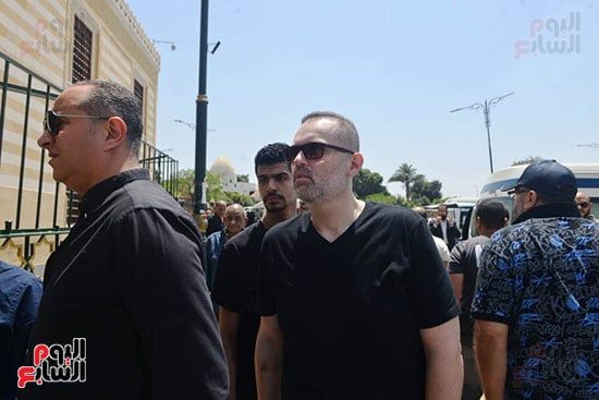 أحمد السعدني ومحمد محمود عبد العزيز في جنازة المخرج عصام الشماع