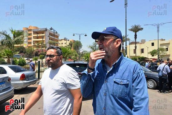 أحمد السعدني ومحمد محمود عبد العزيز في جنازة المخرج عصام الشماع
