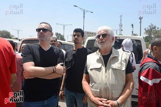 أحمد السعدني ومحمد محمود عبد العزيز في جنازة المخرج عصام الشماع