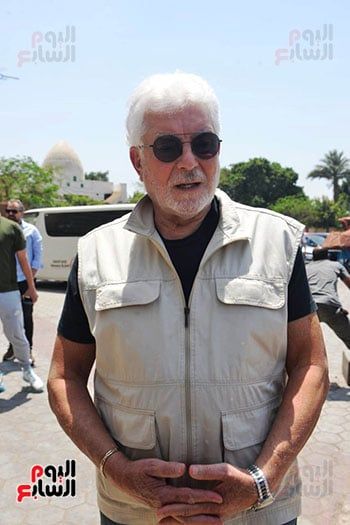 أحمد السعدني ومحمد محمود عبد العزيز في جنازة المخرج عصام الشماع