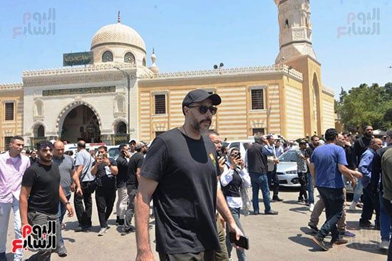 أحمد السعدني ومحمد محمود عبد العزيز في جنازة المخرج عصام الشماع