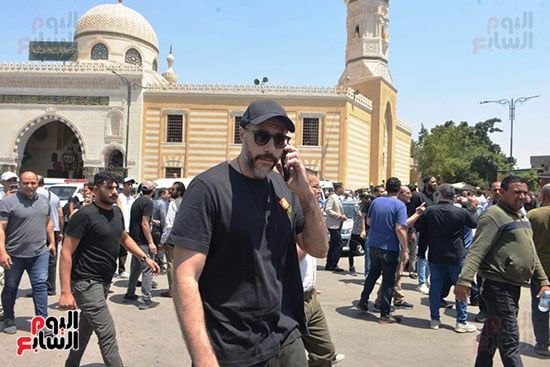 أحمد السعدني ومحمد محمود عبد العزيز في جنازة المخرج عصام الشماع